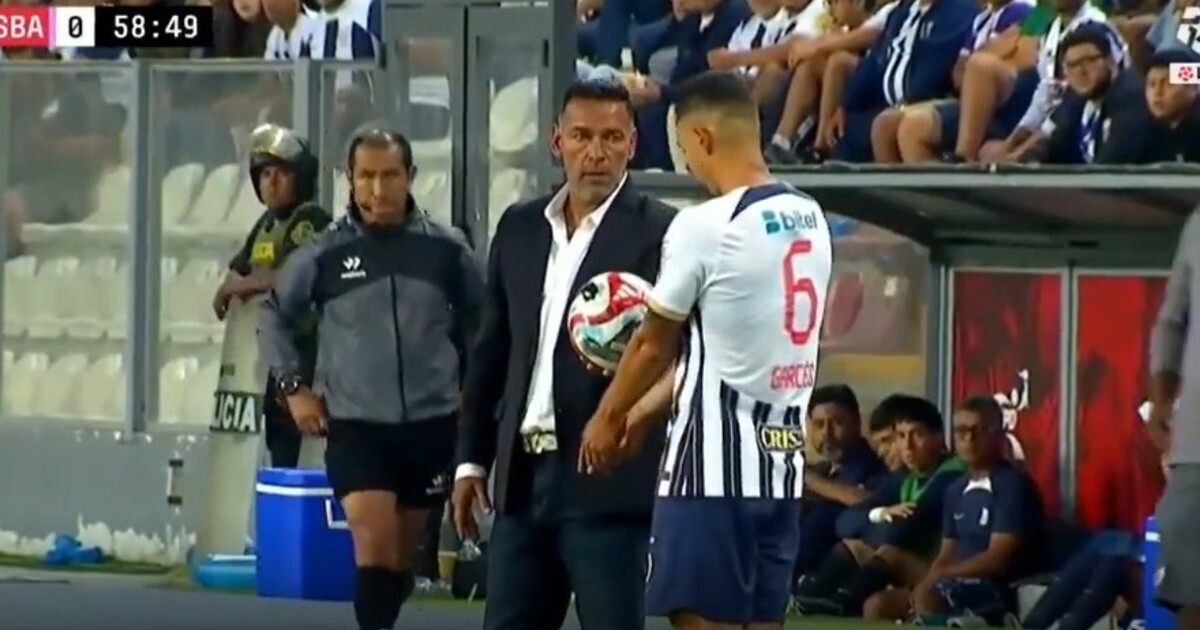 Игрок отказывается касаться мяча на футбольном матче, вызывая спор