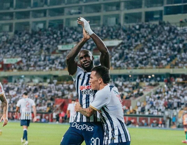 Сесилио Уотерман забивает пятый гол за Альянсу Лима, прежде чем получить травму